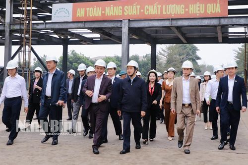 Đồng chí Chủ tịch UBND tỉnh kiểm tra, động viên sản xuất đầu năm