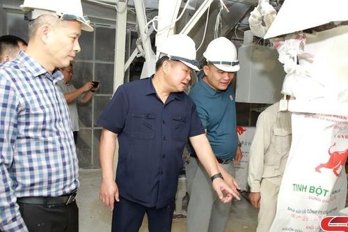 Đồng chí Phó Bí thư Thường trực Tỉnh ủy nắm tình hình tại Khu công nghiệp Mai Sơn