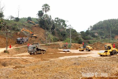Sôi động trên các công trường, nhà máy