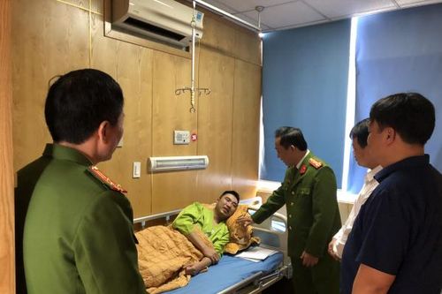 Thăm hỏi cán bộ CSGT bị thương khi làm nhiệm vụ