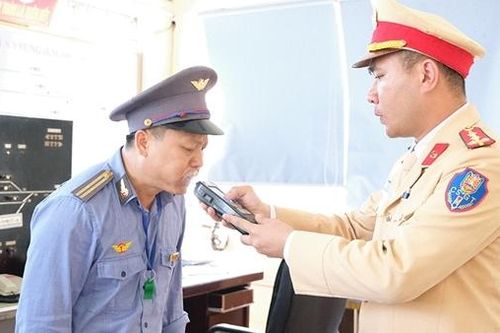 CSGT Hà Tĩnh đột xuất kiểm tra nồng độ cồn lái tàu hỏa