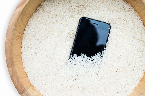Apple: Đừng cho điện thoại ướt vào gạo