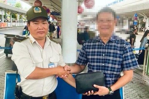 Nhân viên sân bay Tân Sơn Nhất trả lại gần 300 triệu đồng cho khách bỏ quên