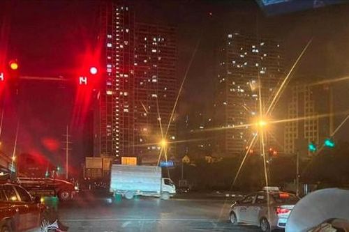 Hà Nội: Xe container đánh rơi cuộn thép làm hỏng 1 ô tô