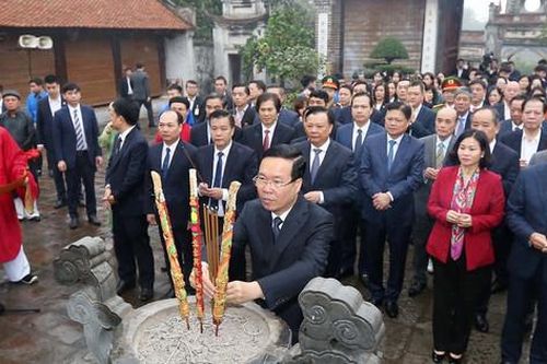 Chủ tịch nước Võ Văn Thưởng dâng hương tưởng niệm Đức vua An Dương Vương, thăm, động viên nhân dân huyện Đông Anh