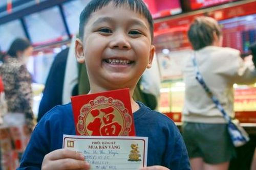 Nhiều mẹ cùng con đập lợn, lấy tiền lì xì 2 năm đi mua vàng lấy may