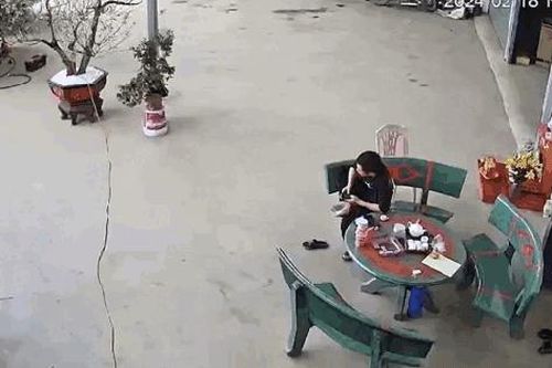 Thót tim cảnh nam thanh niên bị xe khách lao thẳng vào khi đang ngồi trước hiên nhà