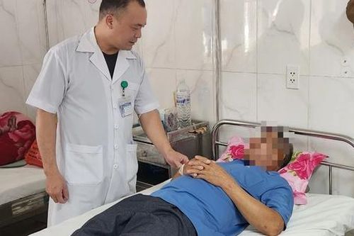 Gắp xương cá nằm 7 năm trong phổi người đàn ông