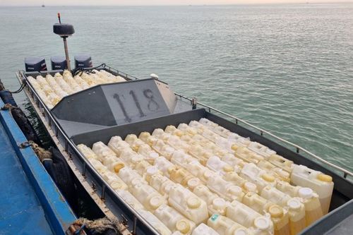Phát hiện tàu chở 250 can xăng không hóa đơn, chứng từ