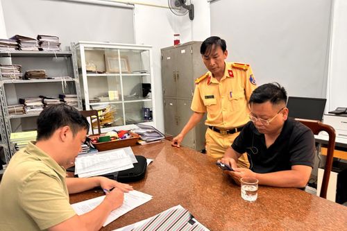 Tổng Giám đốc có lệnh truy nã bị phát hiện đang trên xe khách trốn vào Nam