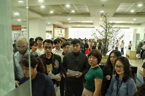 Hà Nội: Người dân xếp hàng dài làm thủ tục cấp, đổi giấy phép lái xe sau Tết