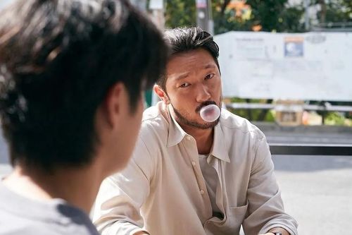 Nam chính 'Nghịch lý kẻ sát nhân' gây sốt sau màn 'thổi kẹo cao su'