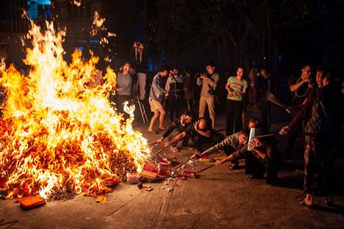 'Lấy đỏ' đầu năm trong đêm ở Hà Nội