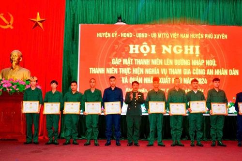 Huyện Phú Xuyên tặng 20 sổ tiết kiệm cho tân binh và quân nhân xuất ngũ