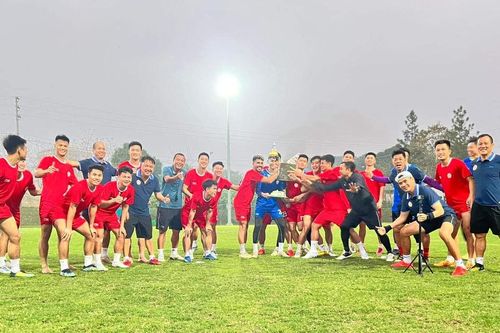 Hoàng Đức khoe quả bóng vàng trên sân tập, HLV Viettel truyền 'thông điệp cuộc sống'