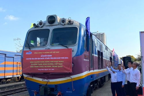 Khởi hành chuyến tàu lửa liên vận chở nông sản từ ga Sóng Thần đi Trung Quốc