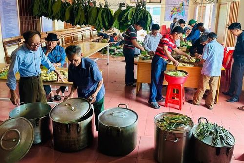 Gói gần 2.000 chiếc bánh chưng dâng lễ giỗ Vua Mai Hắc Đế