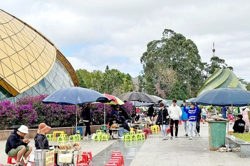 Hàng rong bủa vây biểu tượng TP Đà Lạt