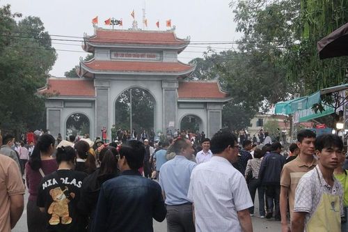 Dòng người chen nhau trẩy hội Lim Bắc Ninh