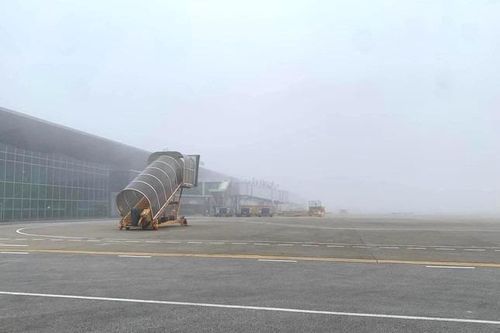 Sương mù dày đặc ảnh hưởng nhiều chuyến bay tại sân bay Vinh, Đồng Hới