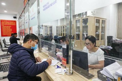 Người dân làm thủ tục cấp, đổi bằng lái xe ở cấp huyện, thị xã tại Hà Nội