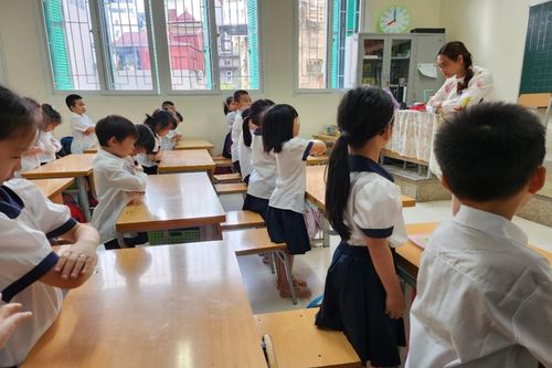 Xây dựng môi trường học đường văn minh bắt đầu từ lời chào hỏi