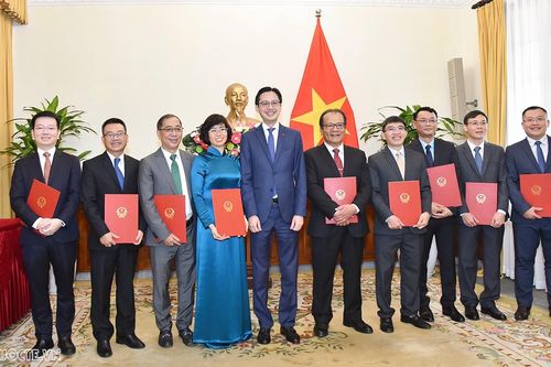 Thứ trưởng Ngoại giao Đỗ Hùng Việt trao quyết định điều động cán bộ cấp Vụ đầu Xuân 2024