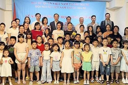 Ngày quốc tế Tiếng mẹ đẻ (21/2): Gìn giữ tiếng Việt thân thương