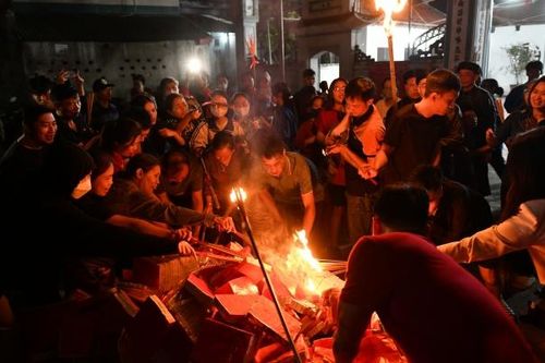 Hàng trăm người dân làng An Định xin lửa 'lấy đỏ' đầu năm mới 2024