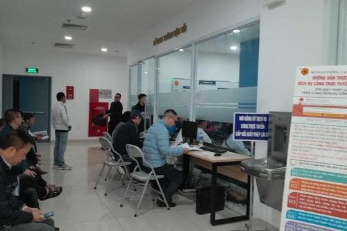 Hà Nội: Người dân làm thủ tục cấp, đổi GPLX tại UBND cấp huyện đã được ủy quyền