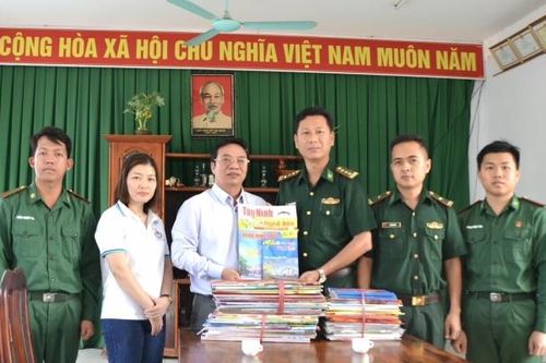 Hội Nhà báo tỉnh Tây Ninh trao tặng báo xuân đến cán bộ, chiến sĩ đồn Biên Phòng Kà Tum