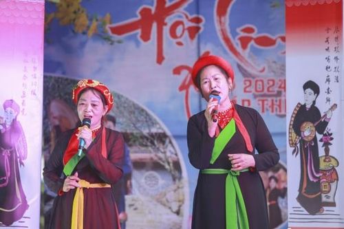 Hàng nghìn người dân đổ về Hội Lim thưởng thức quan họ