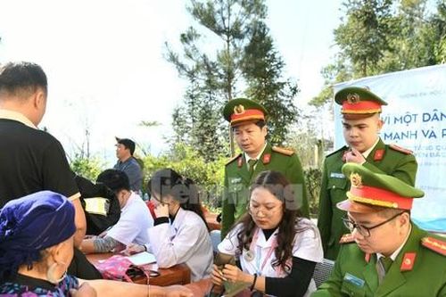 Hơn 300 người nghèo được khám, phát thuốc miễn phí ở Lào Cai