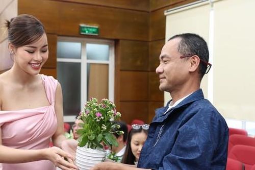 Á hậu Đào Hiền mong bạn trẻ tích cực trồng cây
