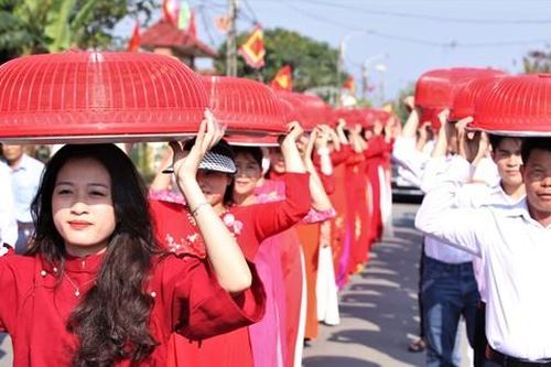 Đội 2.000 chiếc bánh chưng đi bộ cả cây số đến lễ giỗ vua Mai Hắc Đế