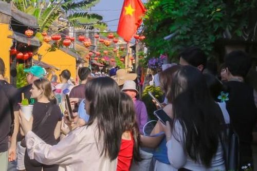 Dòng người chen chân ở phố cổ Hội An du xuân