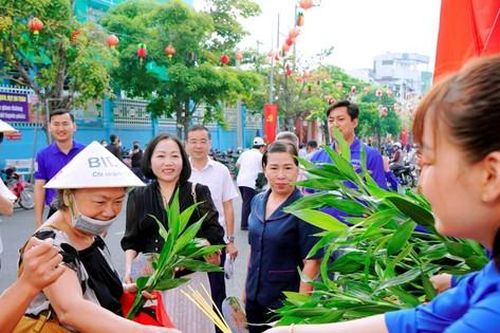Phát miễn phí đồ ăn, nước uống Lễ hội Rằm tháng Giêng tại chùa trăm tuổi ở Bình Dương