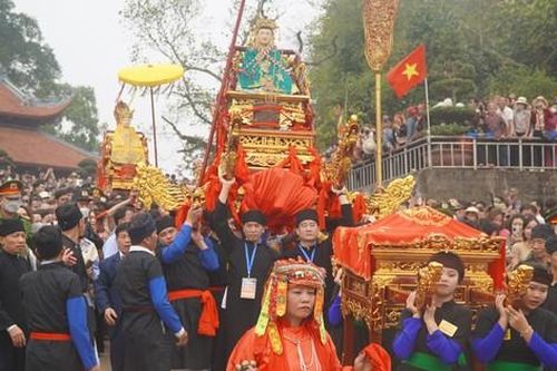Hàng vạn người xuyên đêm xem tế trâu trắng và rước Mẫu đền Đông Cuông