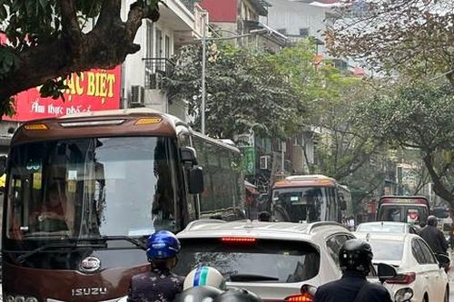 Xe khách limousine 'đại náo' phố cổ Hà Nội