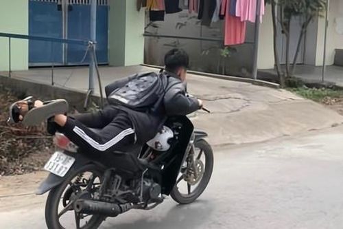 Xem xét xử lý hình sự nam sinh đầu trần, nằm trên yên điều khiển xe máy