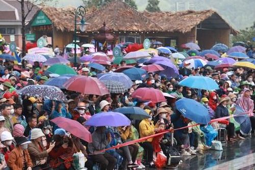 Hàng nghìn người dân đội mưa dự khai hội xuân Tây Yên Tử