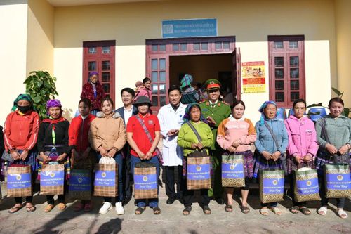 C04 phối hợp khám bệnh, tặng quà cho người dân xã vùng cao ở Lào Cai