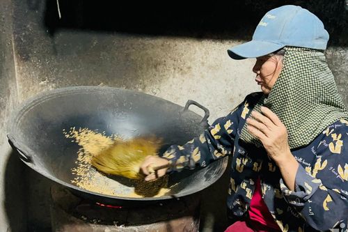 Nhọc nhằn người 'bán phổi', bắt hạt thóc nở hoa giữ linh hồn món ăn dân dã
