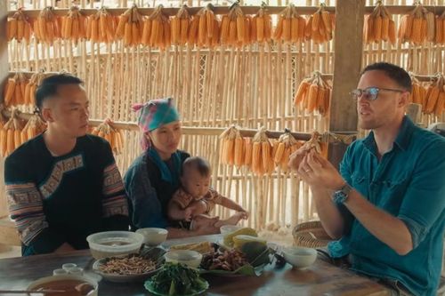Khách Tây 'toát mồ hôi' nếm thử đặc sản nhung nhúc, béo ngậy ở Việt Nam