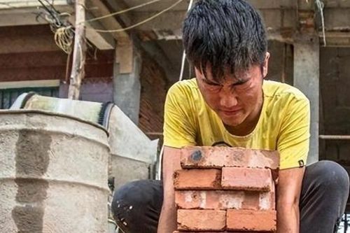Chàng trai sống bằng nghề phụ hồ đỗ ĐH top 1 châu Á giờ ra sao?