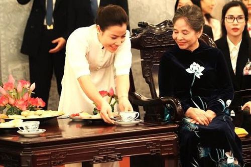 Người dâng trà sen cho phu nhân Tổng Bí thư Việt Nam, Trung Quốc