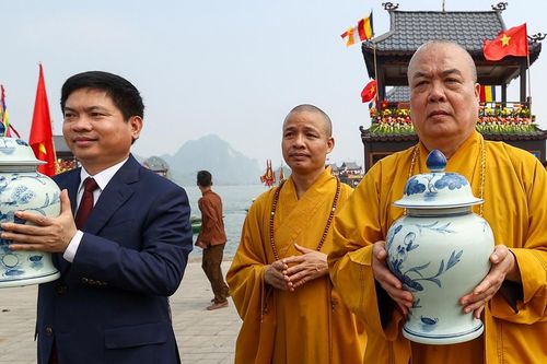 Lễ rước nước độc đáo tại chùa Tam Chúc