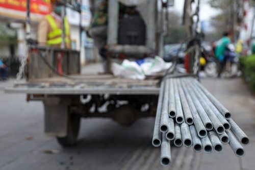 CSGT xử lý hàng loạt xe ba bánh cồng kềnh, cũ nát trên đường phố Hà Nội