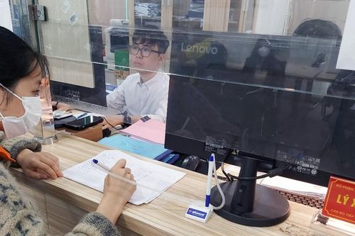 Chen chúc đổi giấy phép lái xe trong nội đô Hà Nội, ngoại thành thưa vắng