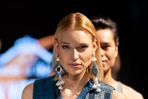 Dàn mẫu Tây mặc thổ cẩm Việt gây chú ý sàn catwalk London